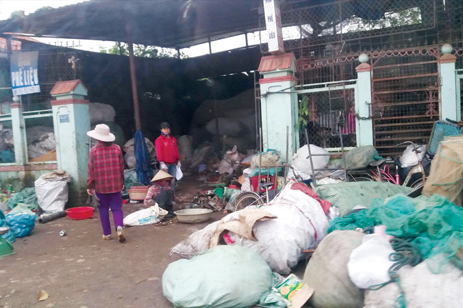 Đại lý phế liệu đang hoạt động giữa khu dân cư đông đúc trên đường Nguyễn Tất Thành, phường Thủy Châu, thị xã Hương Thủy, TT-Huế.