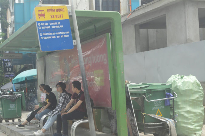 Thùng rác cạnh nhà chờ xe buýt