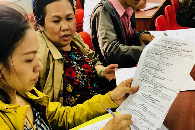 Người dân xếp hàng tại khu vực Văn phòng đăng ký đất đai quận 9 (TPHCM) chờ đến lượt vào bốc số thứ tự.