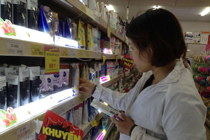 Hàng Việt dần vắng bóng ở các siêu thị ngoại (ảnh: người tiêu dùng lựa chọn hàng Thái ở siêu thị Big C trưa ngày 16/8). Ảnh: Uyên Phương.