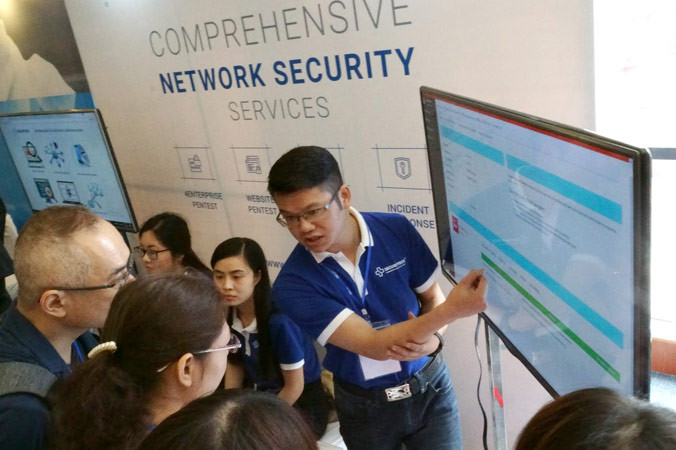 Trình bày giải pháp an ninh mạng. Ảnh: MVS.