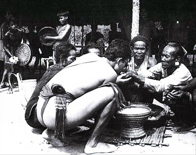 Yoo Condo đóng khố khi sống ở Sar Luk.