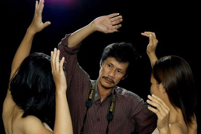 Nhiếp ảnh gia Thái Phiên cùng người mẫu.