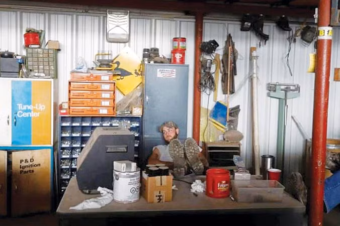 Nông dân Jacob Jordan, 24 tuổi, trước giờ làm việc tại một trang trại chuyên trồng bông và đậu tương ở Missouri. Ảnh chụp ngày 17/5. Ảnh: Reuter.