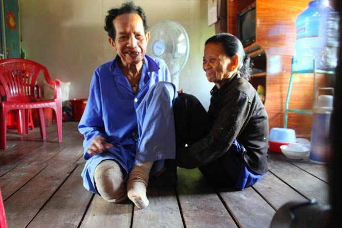 Nụ cười hạnh phúc của vợ chồng ông Y Tloh và bà H'Chíp.
