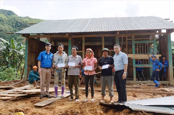 Ðại diện báo Tiền Phong trao tặng 200 triệu đồng của Quỹ Thiện Tâm thuộc Tập đoàn Vingroup cho các hộ dân, điểm trường ở Mường Tè (Lai Châu). Ảnh: Bình Minh.