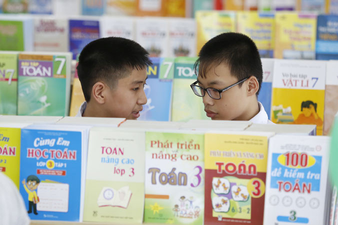 Học sinh tìm mua SGK tại Hà Nội. Ảnh: Ngọc Châu.