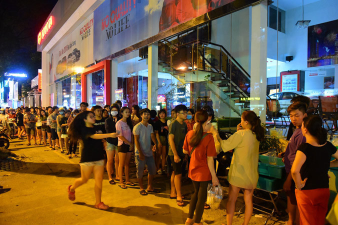 Người trẻ xếp hàng dài mua trà sữa. (nguồn ảnh: Internet)