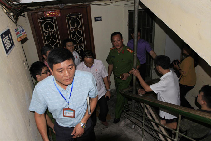 Đoàn giám sát HĐND thành phố khảo sát PCCC tại nhà Z10 khu tập thể Bách Khoa. ẢNH: TRƯỜNG PHONG.