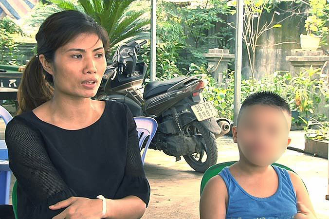 Chị Vũ Thị Hương và con. Ảnh: Thái Hà