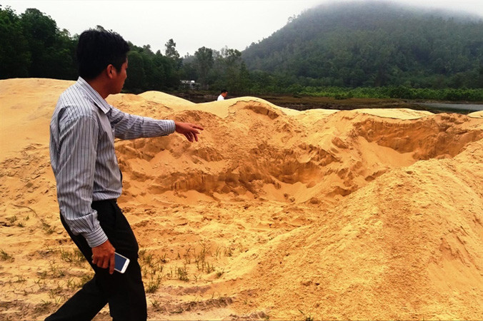 Một bãi cát lậu “lộ thiên” ngang nhiên tồn tại ở xã Lộc Vĩnh, thuộc vùng Chân Mây - Lăng Cô, mà không hề bị xử lý, cưỡng chế từ phía cơ quan chức năng. Ảnh: Nguyễn Thành.