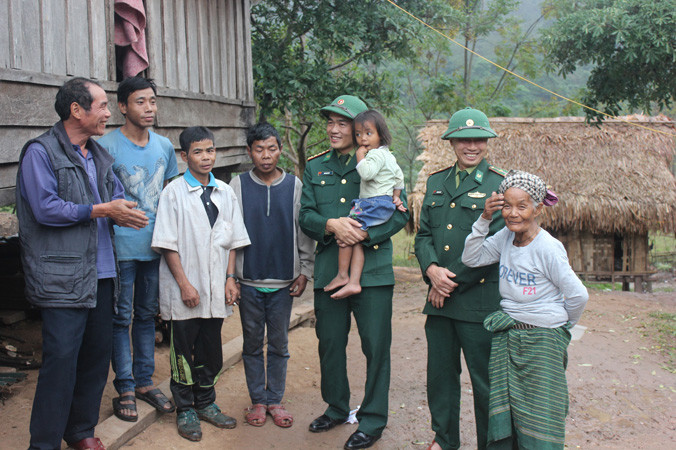 Cán bộ, chiến sĩ đồn biên phòng cửa khẩu quốc tế Cha Lo thăm hỏi bà con bản Ka Ai. 