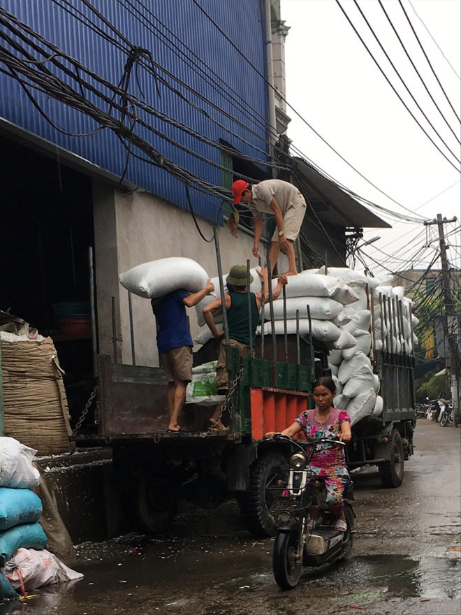 Phế liệu thành phẩm từ làng nghề Minh Khai (Văn Lâm, Hưng Yên) tỏa đi các nơi tiêu thụ. Ảnh: Tuấn Nguyễn.