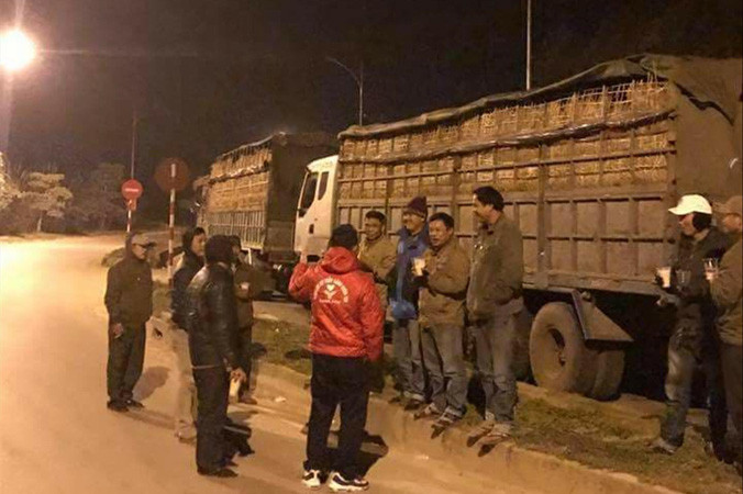 Bát cháo nóng trong đêm tại cửa khẩu Tân Thanh. Ảnh: Trọng Thủy.