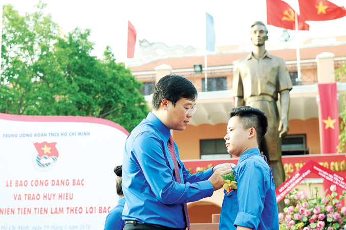 Bí thư thứ nhất T.Ư Đoàn trao huy hiệu Tuổi trẻ thanh niên tiên tiến làm theo lời Bác cho các đại biểu.