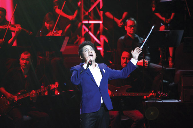 Trọng Tấn hát “Nơi đảo xa” trong chương trình riêng năm 2014. Ảnh: Nguyễn Mạnh Hà.