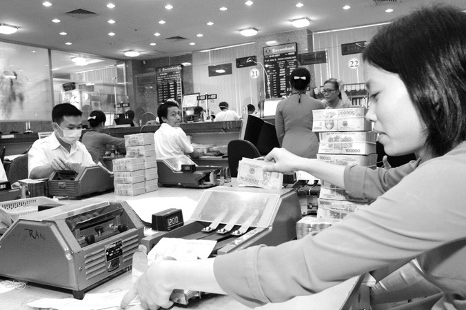 Giảm lãi suất, rốt ráo xử lý nợ xấu là việc các NHTM phải đẩy mạnh. Ảnh: Như Ý.