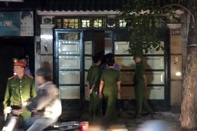 Công an khám xét nhà ông Phan Hữu Tuấn. Ảnh: Nguyễn Hoàn.