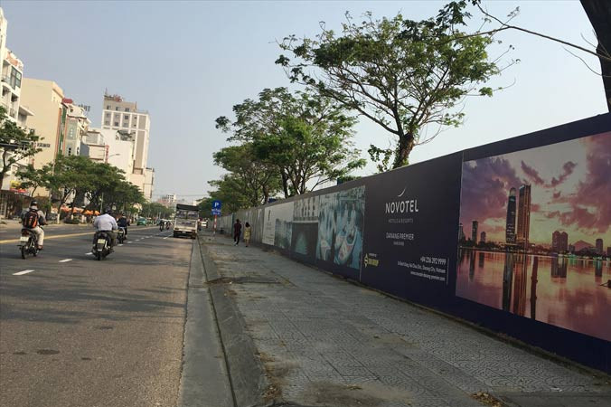 Môt đoạn dài đường bờ biển ở quận Ngũ Hành Sơn bị một dự án rào chắn, người dân không thể xuống và cũng không thấy biển. Ảnh: Thanh Trần.