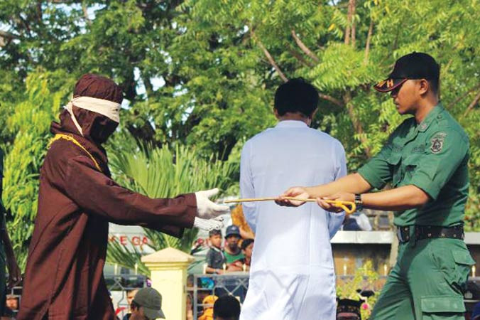 Cảnh phạt roi ở Banda Aceh. Ảnh: CNN.