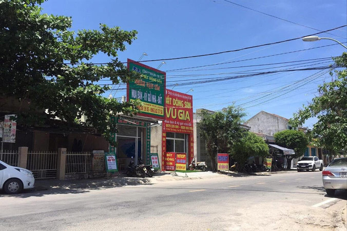 Các văn phòng giao dịch BĐS tại Vạn Giã yên ắng. Ảnh: L.C.C.