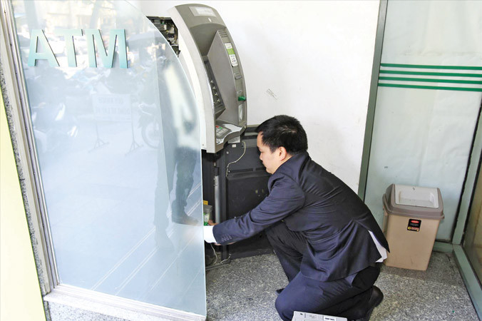 Thủ thuật ăn cắp của tội phạm thẻ ngày càng tinh vi, trong khi ở Việt Nam thẻ ATM vẫn chủ yếu là thẻ từ. Ảnh: Như Ý.