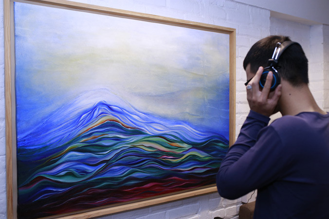 Người xem tranh được nghe nhạc Sô-panh khi xem bức “Sóng đêm” của Ngô Thu Hương.