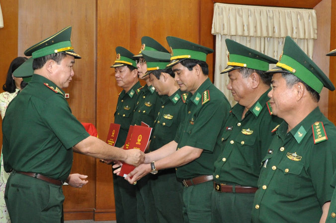 Trao quyết định thăng quân hàm, nâng lương cho sĩ quan cao cấp. Ảnh: Bộ đội biên phòng.