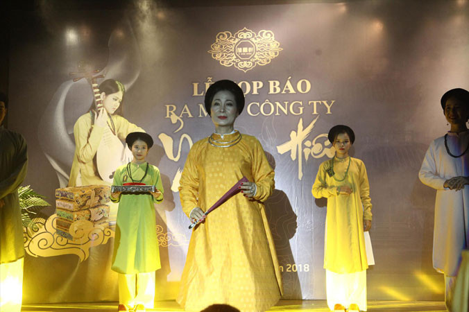 Nghệ nhân trình diễn trang phục áo dài năm thân do Ỷ Vân Hiên phục dựng. Ảnh: NGUYÊN KHÁNH.