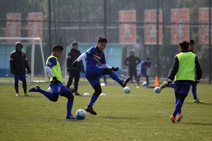 Các tuyển thủ U23 Việt Nam tập luyện dưới thời tiết giá lạnh ở Trung Quốc. Ảnh: Đoàn Nhật.