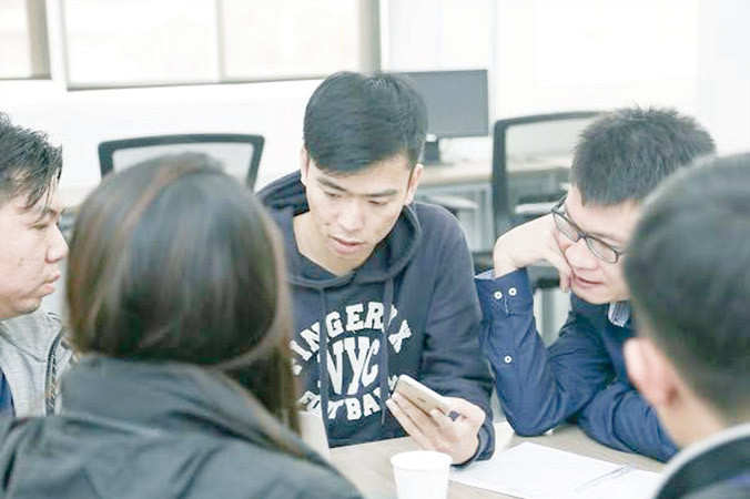 Giáp Văn Đại (người cầm điện thoại) trao đổi công việc với các thành viên. Ảnh: NVCC.