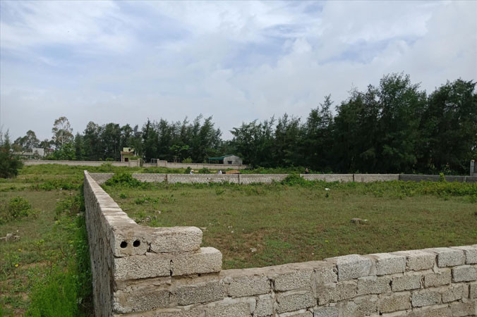 Một trong 26 lô đất được xây tường quây lại.