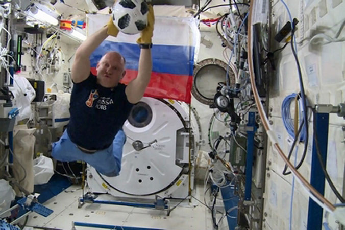 Quả bóng chính thức của World Cup 2018 trên trạm ISS.