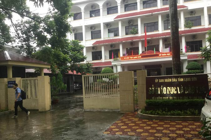 Ðoàn công tác của Bộ GD&ÐT làm việc thâu đêm tại Lạng Sơn. Ảnh: Duy Chiến.