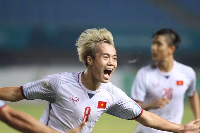 Văn Toàn ăn mừng bàn thắng lịch sử. Ảnh: THÀNH DUY.