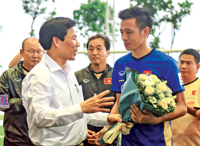 Bộ trưởng Nguyễn Ngọc Thiện trò chuyện với đội trưởng ÐT Olympic VN Văn Quyết trong chuyến thăm đội tuần qua. Dự kiến trong tuần này Bộ VH-TT&DL sẽ chính thức giới thiệu một lãnh đạo Bộ ra ứng cử chức Chủ tịch VFF khoá 8. Ảnh: VSI.