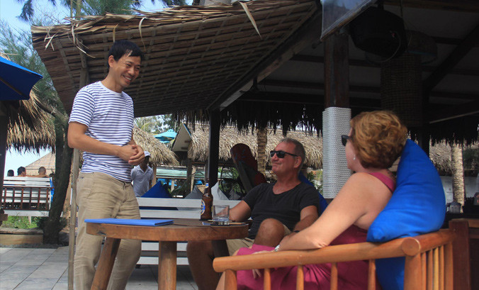 Anh Lê Ngọc Thuận (bên trái) là người có công lớn phát triển du lịch, làm giàu cho làng chài ven biển An Bàng. Ảnh: Thanh Trần.