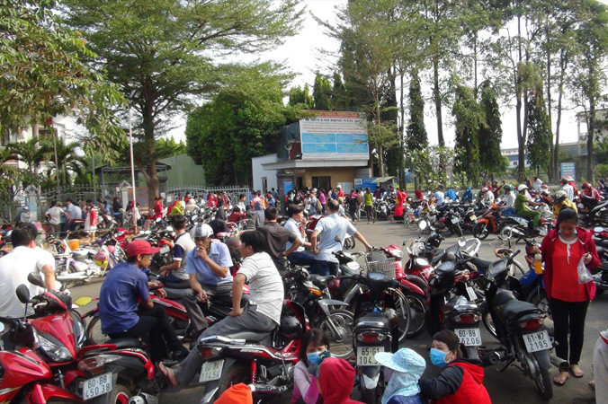 Hơn 2.000 công nhân Cty Texwell Vina tập trung trước cổng công ty để đòi trả lương và BHXH, nhưng ông chủ người Hàn Quốc đã bỏ trốn.