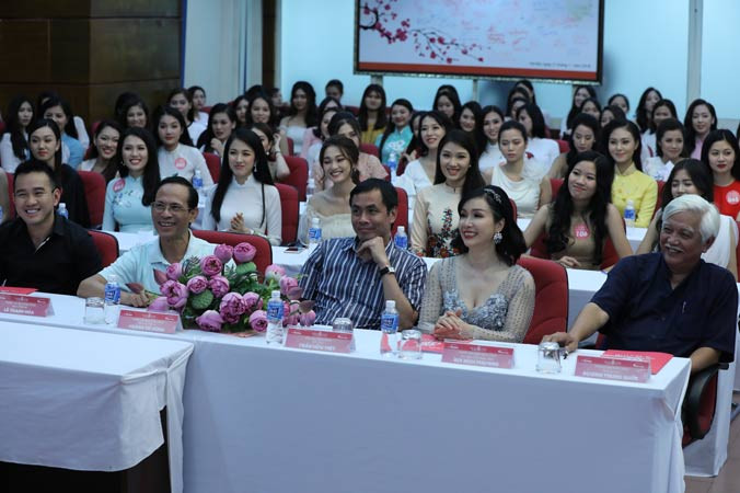 Ban giám khảo trong ngày đầu chấm thi. Ảnh: Hồng Vĩnh.