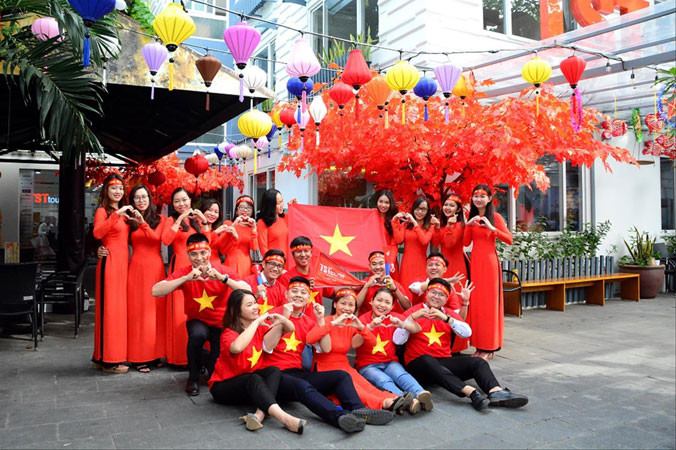 Du khách sang Indonesia cổ vũ đội tuyển Việt Nam.