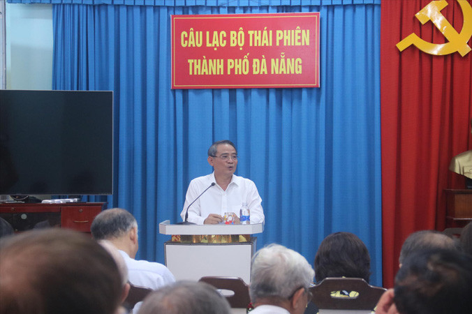 Ông Trương Quang Nghĩa, Bí thư Thành ủy Ðà Nẵng trao đổi với hội viên CLB Thái Phiên.