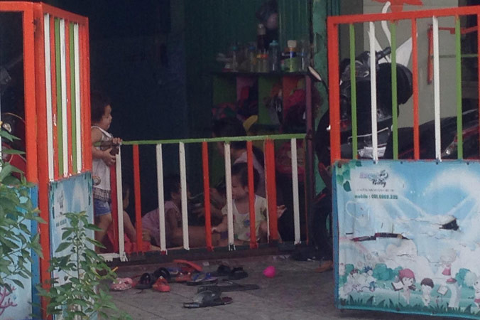 Căn phòng bố trí sơ sài, cơ sở vật chất tuềnh toàng này là nơi trông giữ gần chục đứa trẻ. Ảnh: U.P.