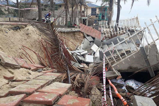 Sạt lở nghiêm trọng ở bãi tắm Sao Biển 1, Đà Nẵng.