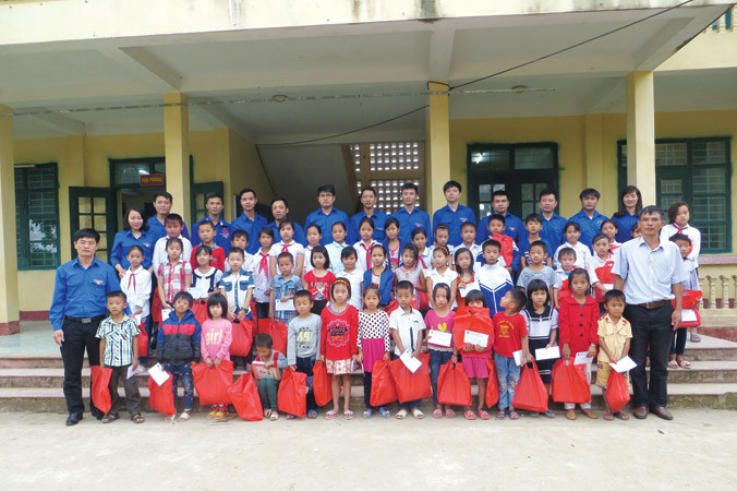 Đoàn khối cơ quan tỉnh Thanh Hóa trao quà cho học sinh có hoàn cảnh khó khăn vươn lên học giỏi. Ảnh: H.L.