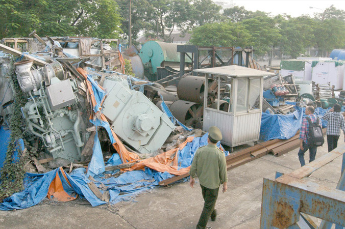 Máy móc mới được Vinashin nhập về bị bỏ lại cảng Hải Phòng cả chục năm nay do không có tiền đóng thuế. Ảnh: Phạm Thanh.