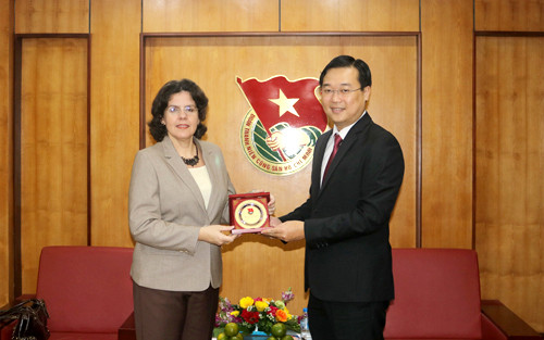 Đồng chí Bí thư thứ nhất Trung ương Đoàn Lê Quốc Phong chúc bà Lianys Torres Rivera sẽ có nhiều thành công trong nhiệm kỳ tại Việt Nam, đồng thời khẳng định Đoàn TNCS Hồ Chí Minh sẵn sàng phối hợp tổ chức các hoạt động giao lưu giữa thanh niên, sinh viên,