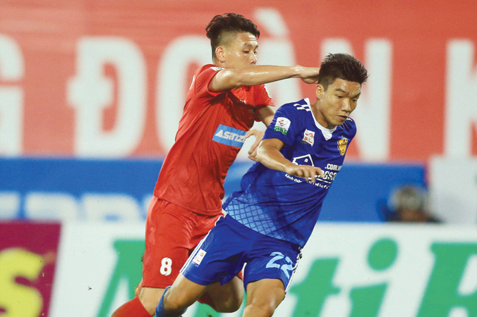Nhà ĐKVĐ Quảng Nam (trái) sớm bị nhiều đối thủ qua mặt khi mùa giải 2018 chưa qua được nửa chặng đường. Ảnh: VSI.