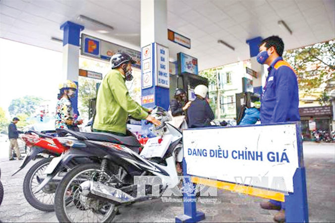 Giá xăng dầu liên tục được điều chỉnh tăng theo giá thế giới gây tác động lên lạm phát thời gian qua. Ảnh: Như Ý.