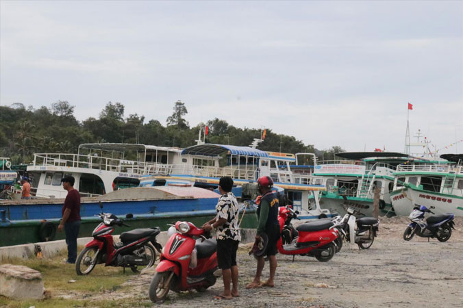 Cảng Vịnh Ðầm hiện đang được cho thuê neo đậu tàu thuyền, làm kho bãi tập kết vật liệu xây dựng các loại.