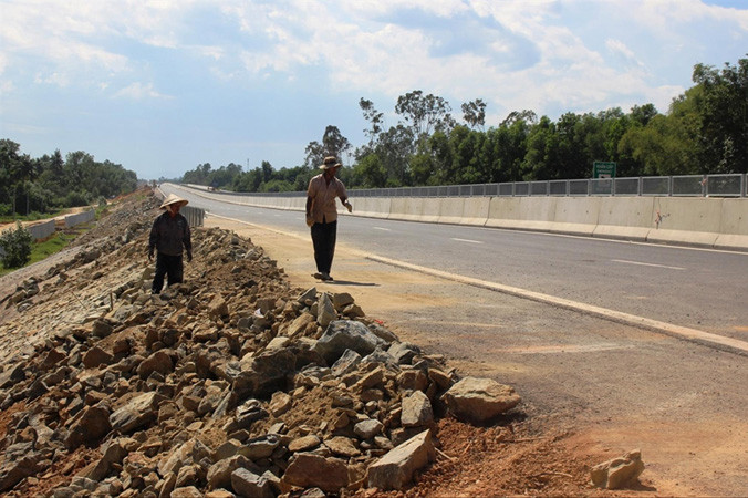 Nhiều hạng mục cao tốc Ðà Nẵng - Quảng Ngãi vẫn chưa được hoàn thành. Ảnh: H.Văn.